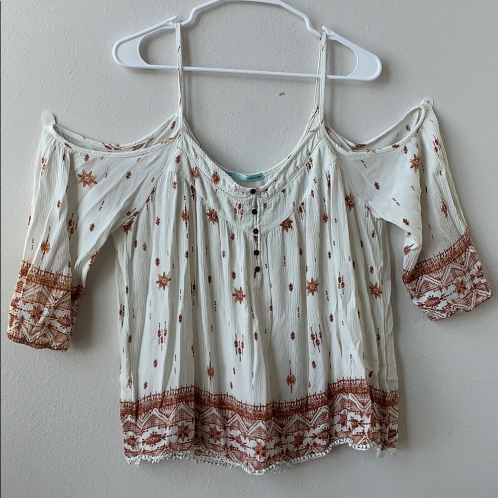 Patterned blouse with shoulder hole